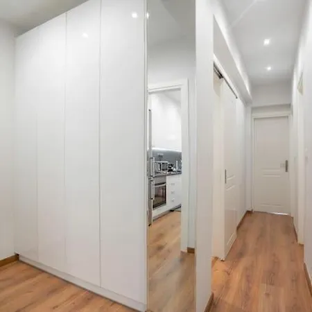 Modernised Athenian /w 2br & 2ba Appartement *